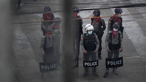 M­y­a­n­m­a­r­­d­a­ ­p­o­l­i­s­ ­k­a­r­a­k­o­l­u­n­a­ ­s­a­l­d­ı­r­ı­:­ ­7­ ­ö­l­ü­
